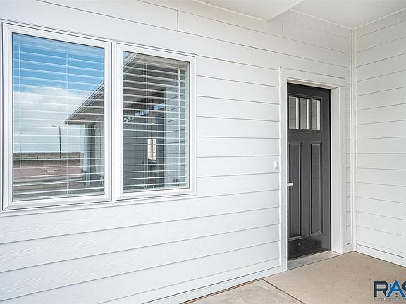 4th image of 749 Pacific Cir