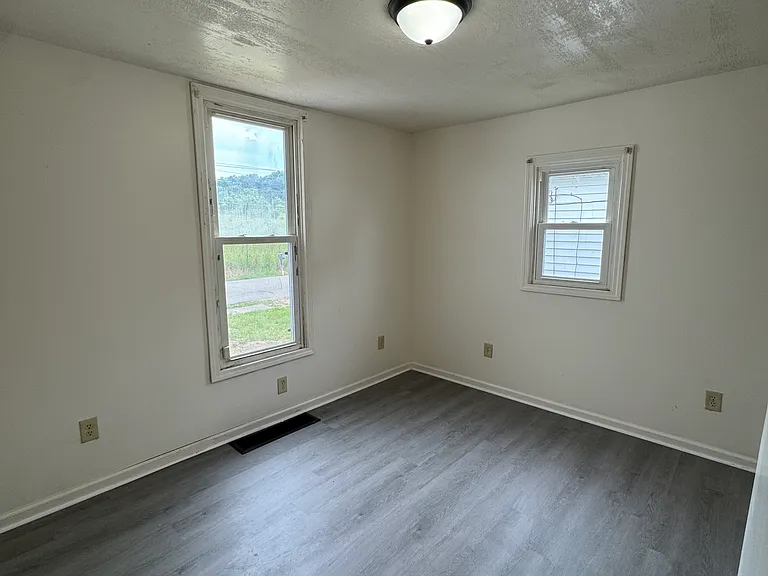 1096 Benjamin Ave — Photo 5