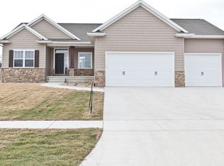 415 Ascot Ln, Robins, IA 52328