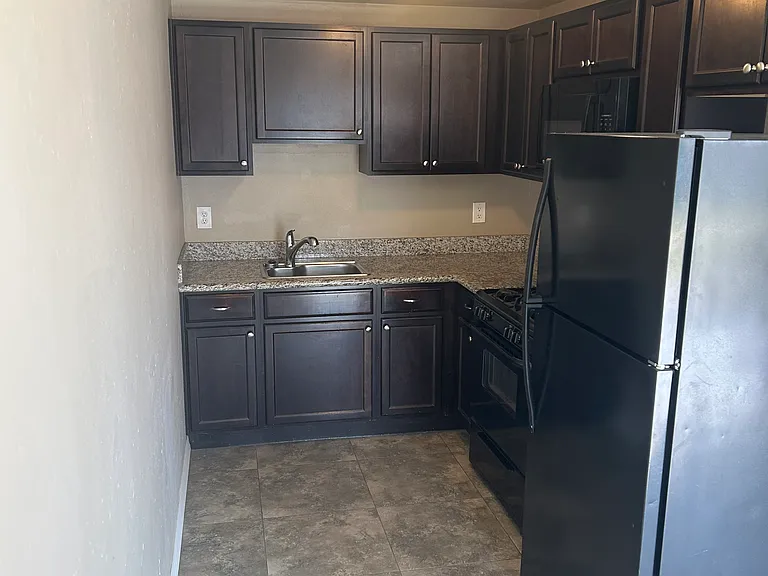 1122 E Maryland Ave #12 — Photo 3