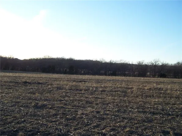 2 Jameson Rd, Oak Grove, MO 64075