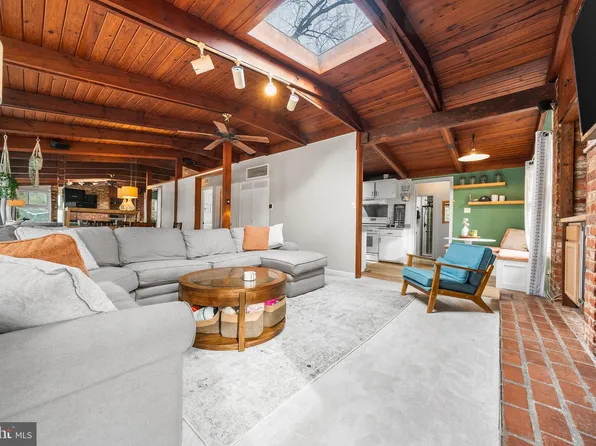 2906 Pine Spring Rd, Falls Church, VA 22042