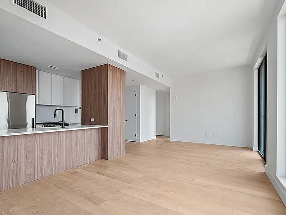 4th image of 212 W 124th St #805
