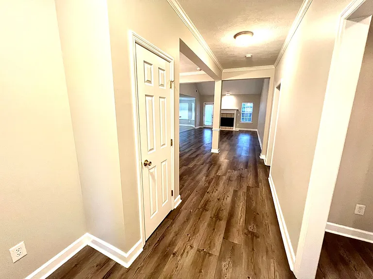 702 Wickham Dr — Photo 2