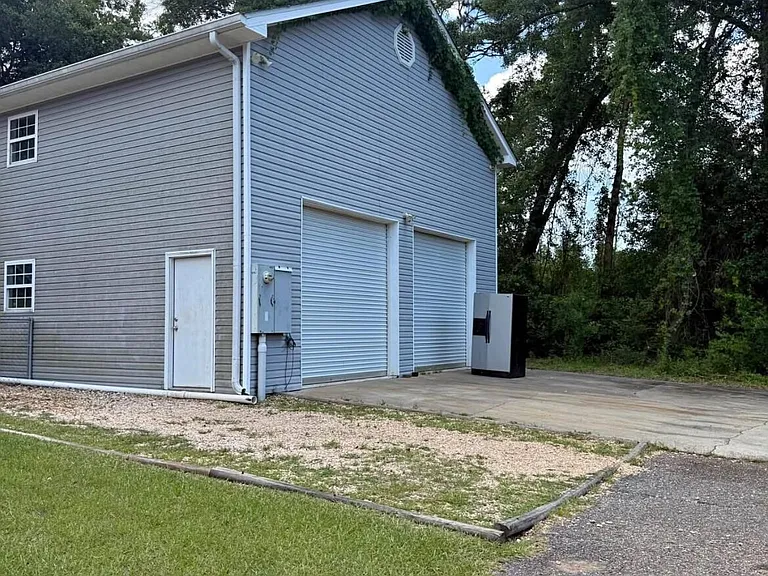 18786 Hillside Cir S — Photo 1