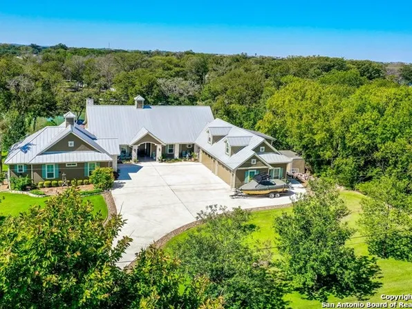 2100 Edgewater Ln, Seguin, TX 78155