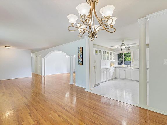 5th image of 1066 Orchard Lakes Dr