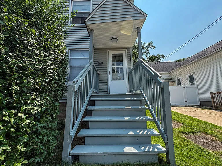 1041 W 4th St — Photo 1