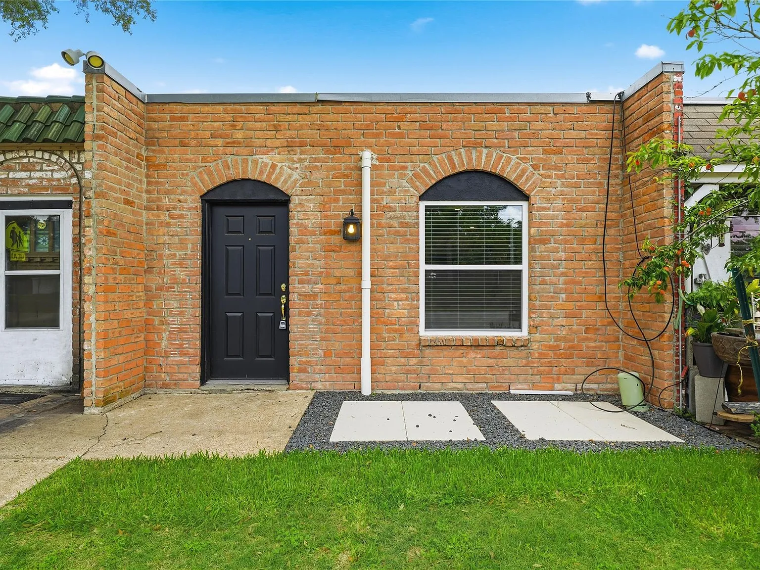 1 bed, 1.0 bath, 724 sqft, $1,200 — Photo 1
