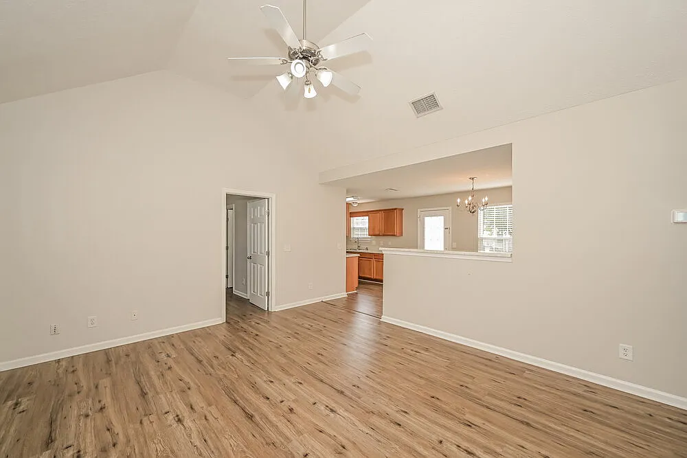 3 bed, 2.0 bath, 1122 sqft, $1,805 — Photo 3