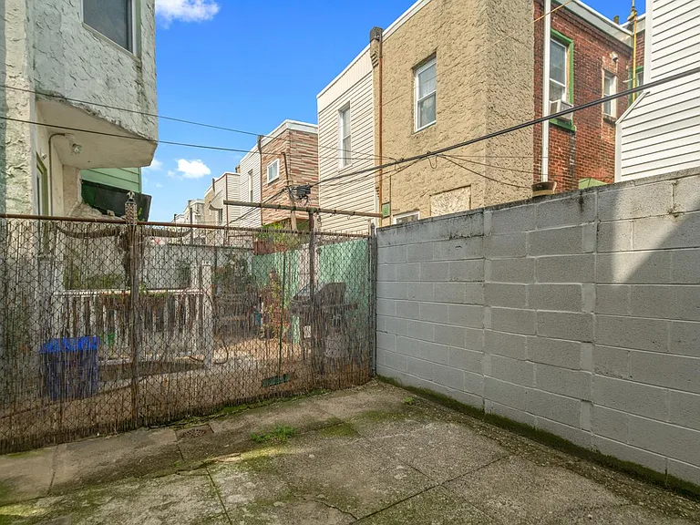 863 E Thompson St — Photo 19