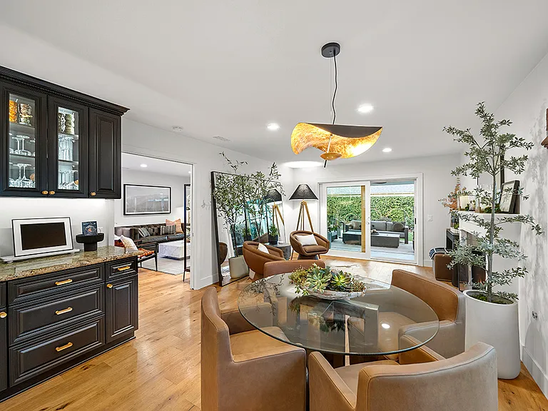 843 Bernard Dr — Photo 10