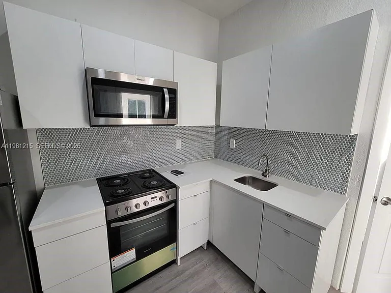 734 SW 4th St #6 — Photo 3