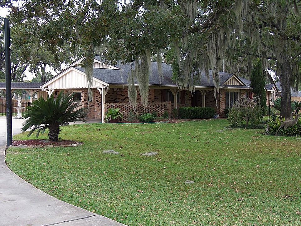 Lovely 4 Bedroom 3 Bathroom with a Humongous 2+ Acre Yard with Lake View!! A True Must See!!!