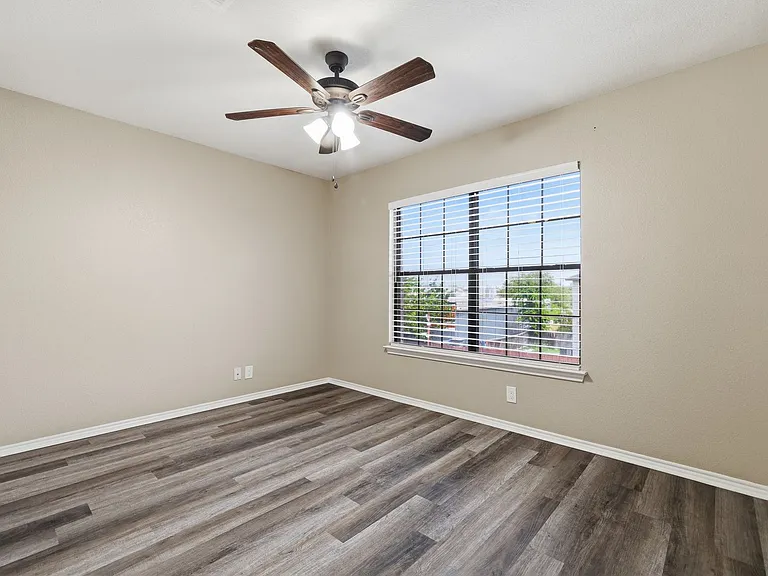 151 McLennan Oak — Photo 21