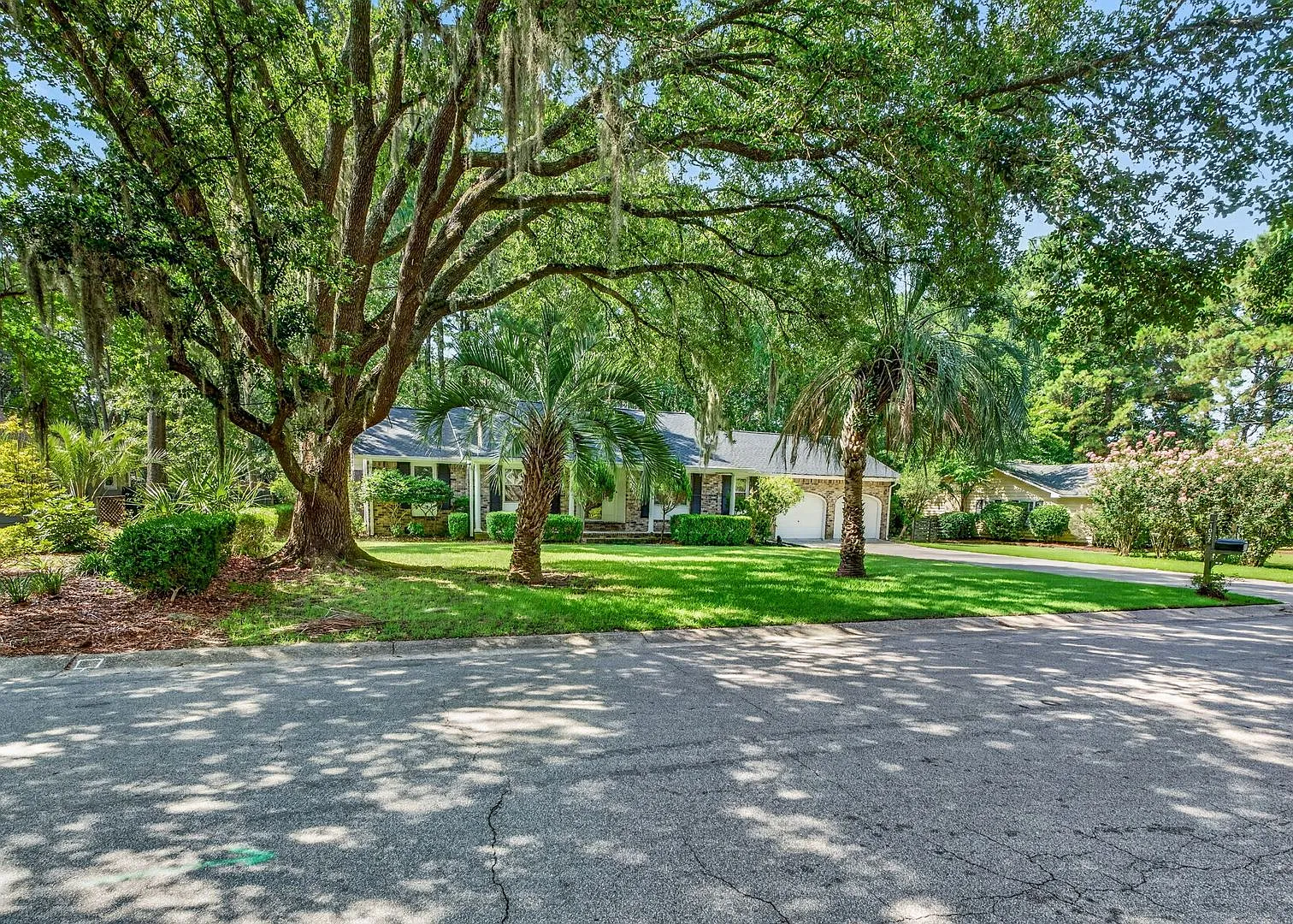 Spacious Living Near Downtown Charleston — Photo 3