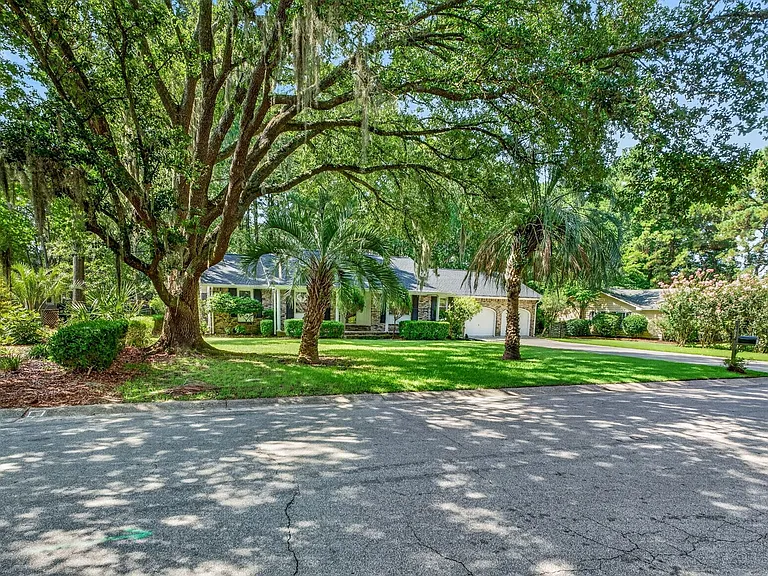 1037 Law Ln — Photo 3