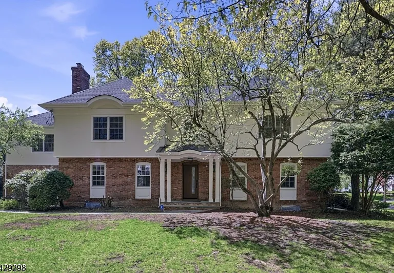 18 Tennyson Dr — Photo 1