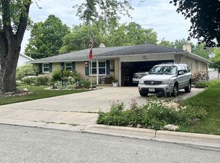 615 Heyden Ln, Green Bay, WI 54301