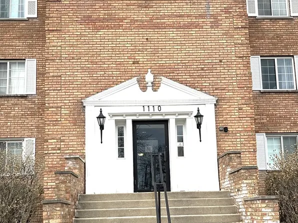 1110 N Farnsworth Ave APT 211, Aurora, IL 60505