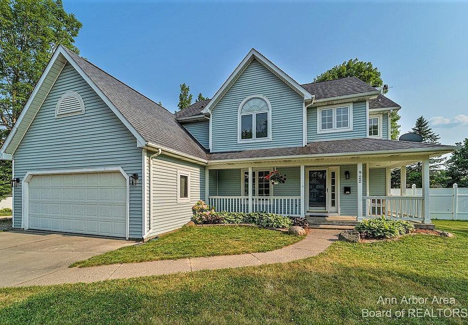 922 Main St, Fenton, MI 48430 Zillow