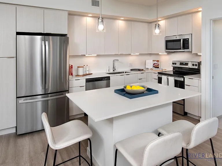 Riverland Apartments — Photo 6