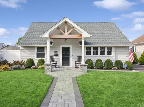 24 Essen Place, Bethpage, NY 11714