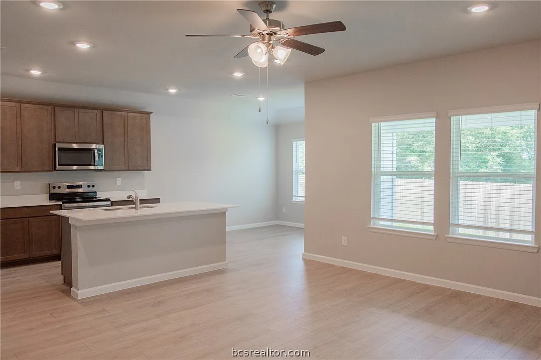 4 bed, 1665 sqft, $2,050 — Photo 2