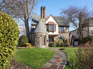 55 Marlborough Ct, Rockville Centre, NY 11570