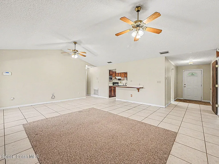 525 N Burnett Rd — Photo 8