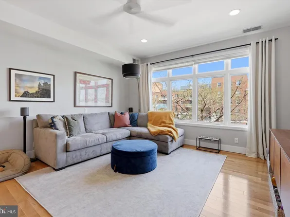 112 Market St #3, Philadelphia, PA 19106