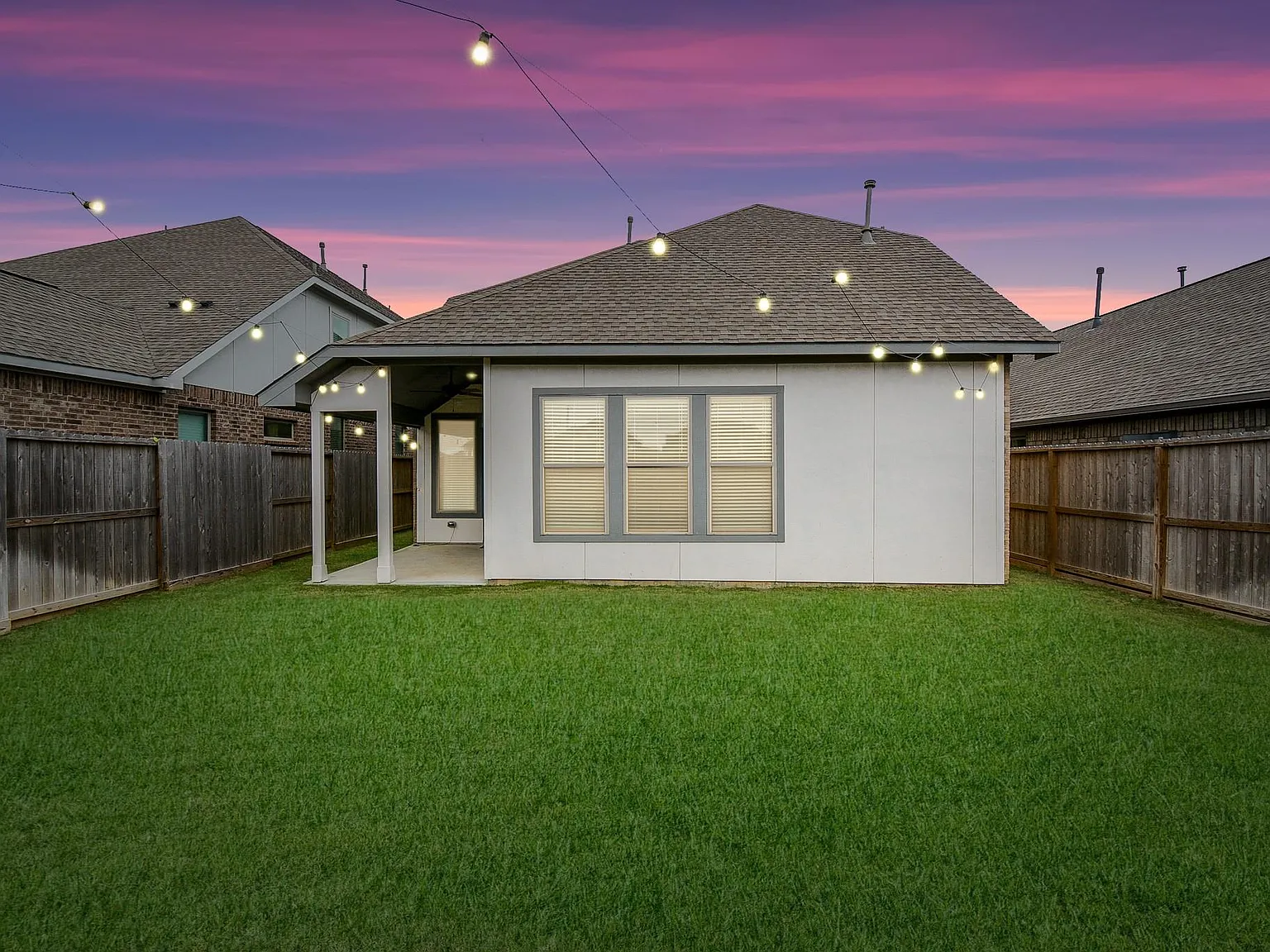 4 bed, 2.5 bath, 2296 sqft, $2,900 — Photo 2