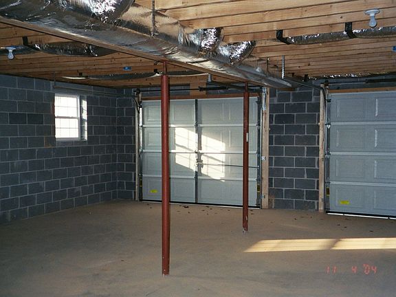 Infinished basement w/ 2 car garage