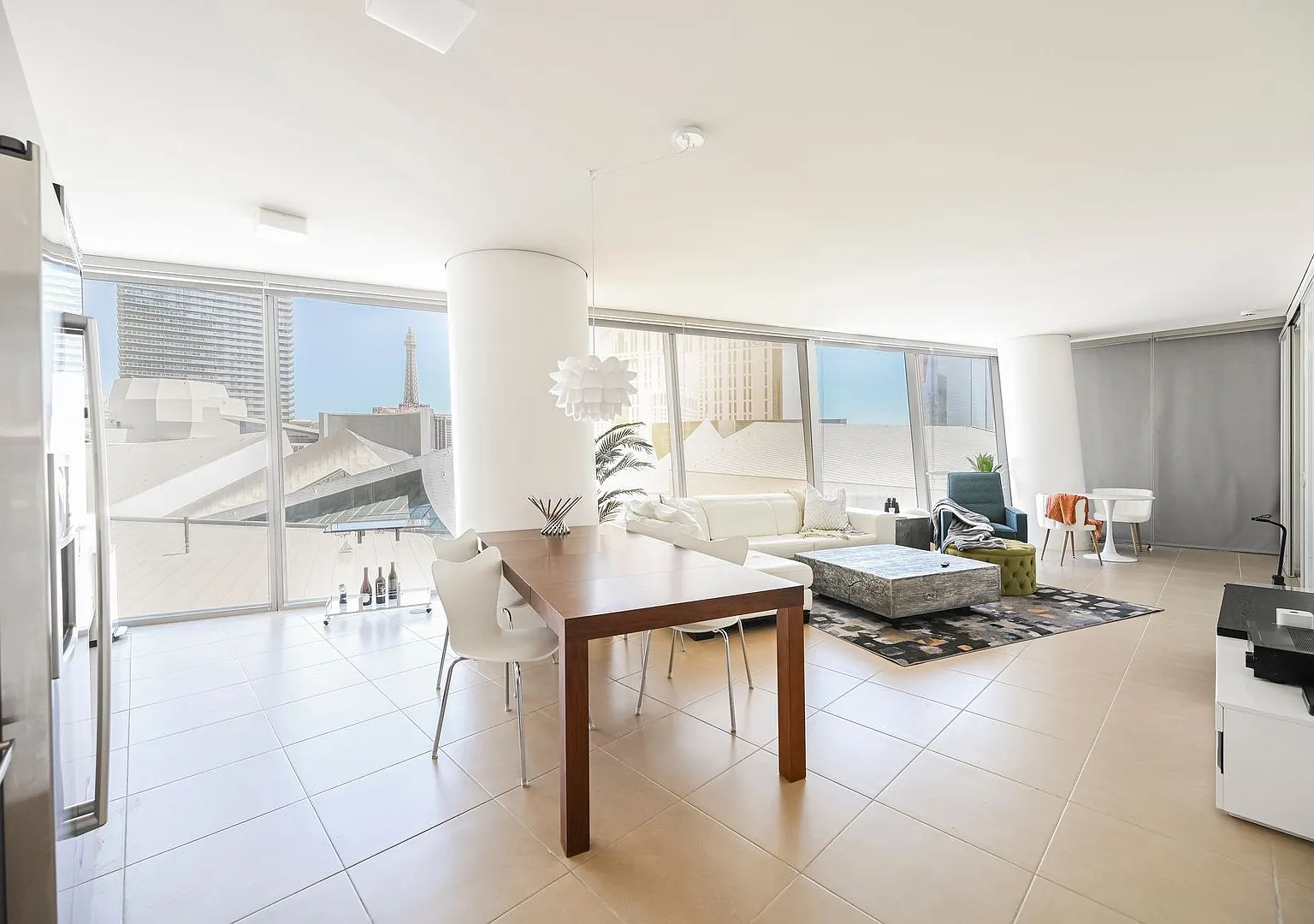 Luxury Corner Residence at Veer Towers Fully Furnished, Turnkey, North Strip Views — Photo 3