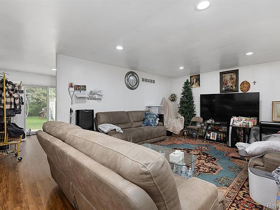 3rd image of 39128 Ironstone Dr