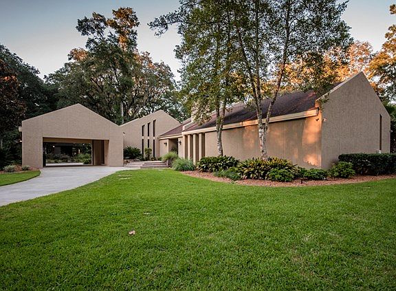 3rd image of 3325 Plantation Dr
