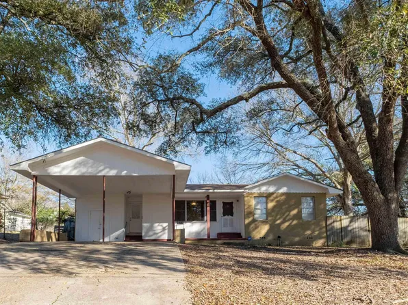 500 Avalon Dr, Gladewater, TX 75647