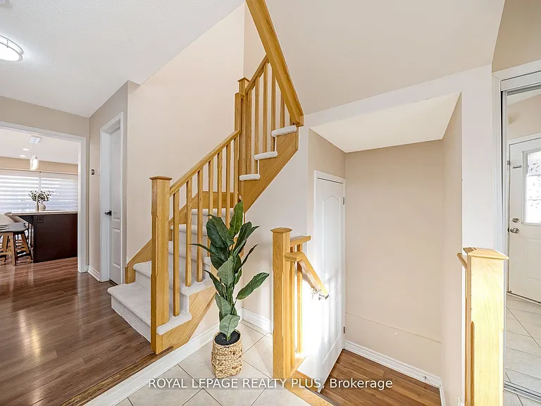1542 Gainer Cres — Photo 18