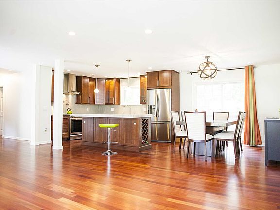 5th image of 8 Robert Dr