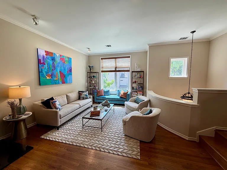 3906 Travis St — Photo 2
