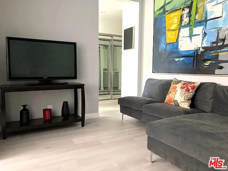 425 S Kenmore Ave #214 — Photo 1