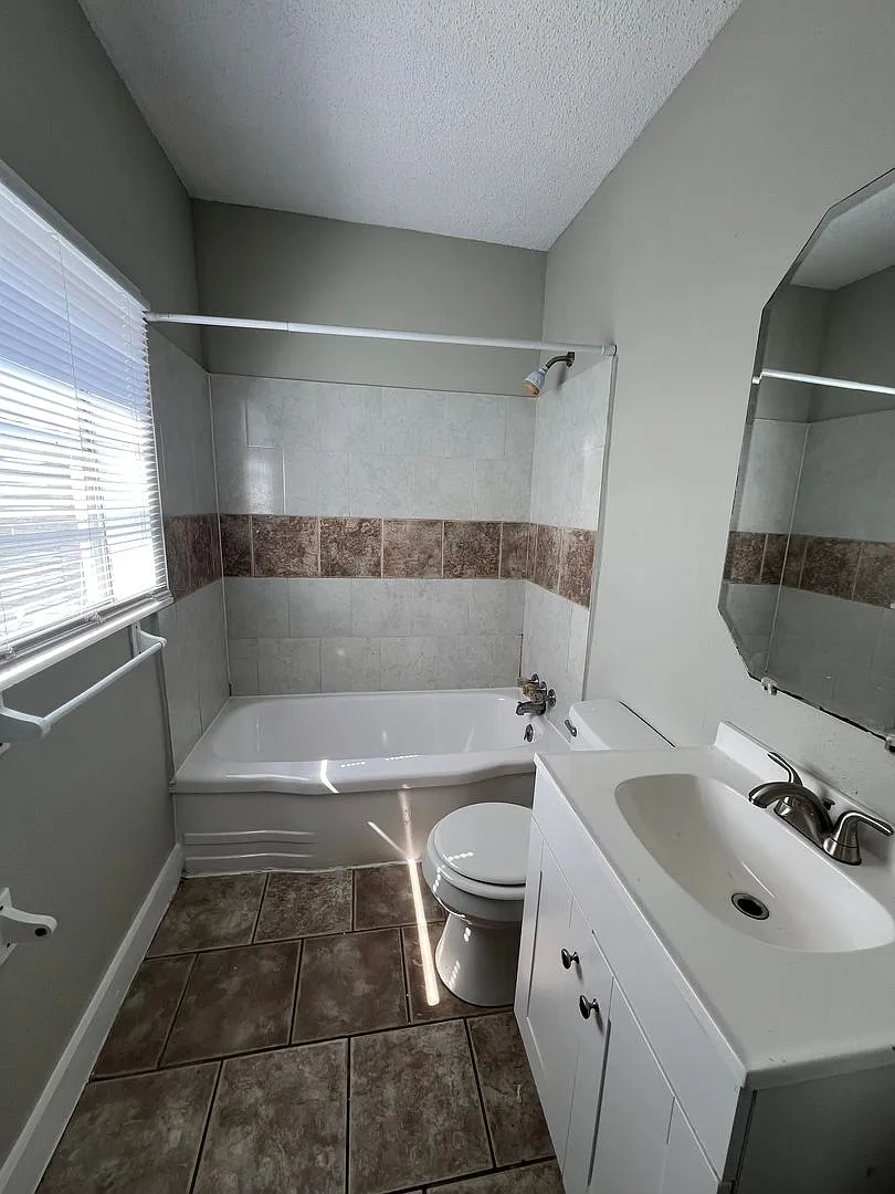 Three bedroom Upstairs Duplex — Photo 4