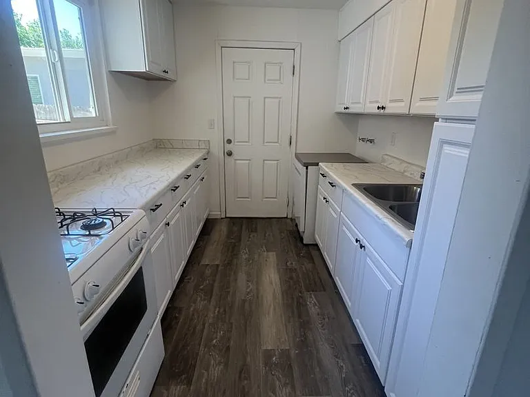347 Jeffrey Dr — Photo 2
