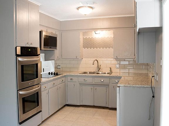 KITCHEN WITH STAINLESS STEEL APPLIANCES