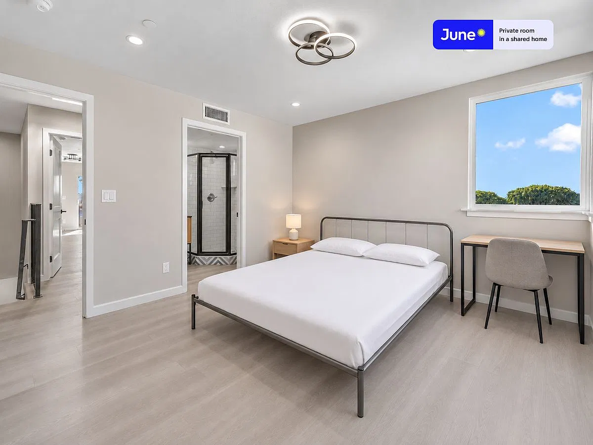 Queen bedroom in 5 bed/5 bath home in Boyle Heights #1828 E — Photo 1