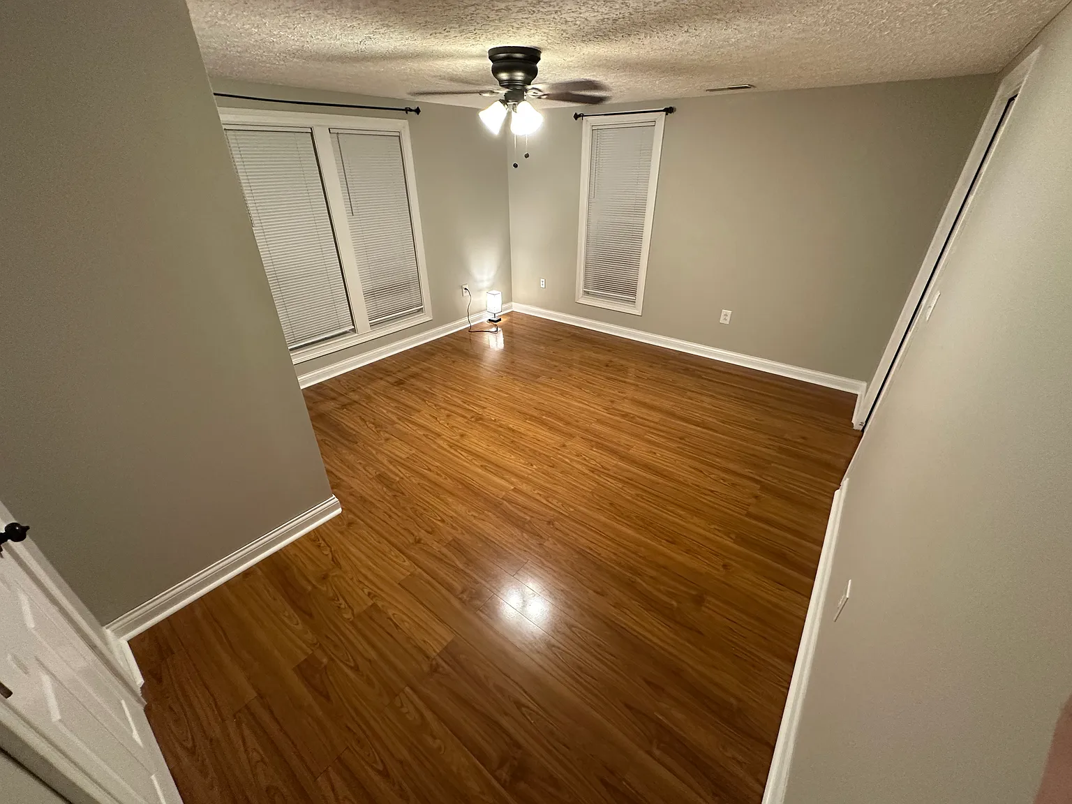 3 bed, 1000 sqft, $1,300 — Photo 3