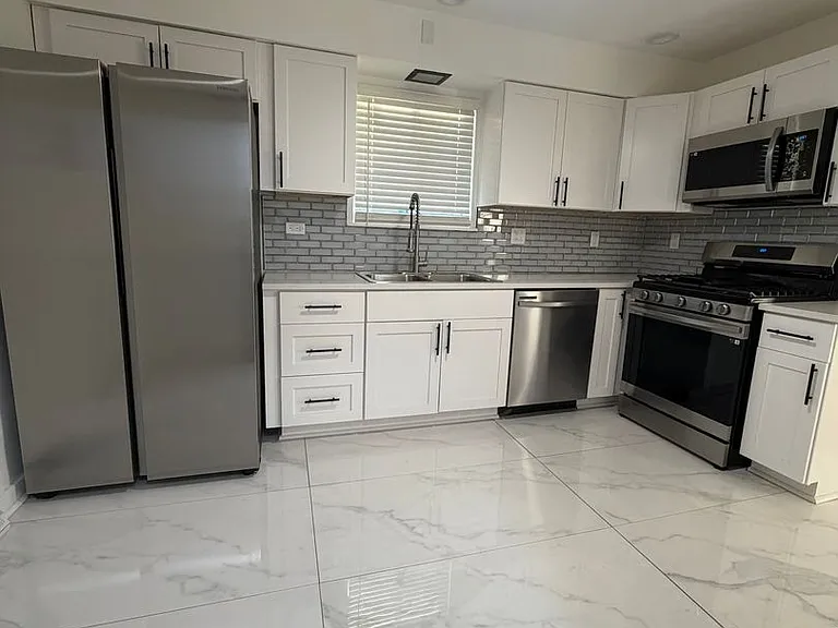 460 Hoxie Ave — Photo 2