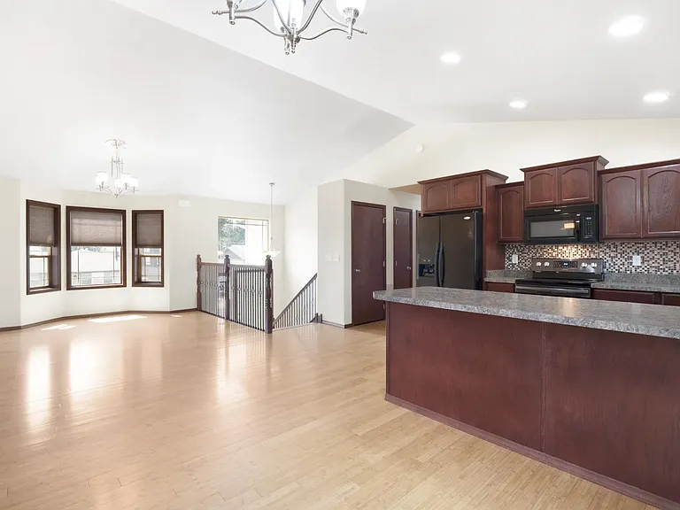 3717 E 34th Ave — Photo 3