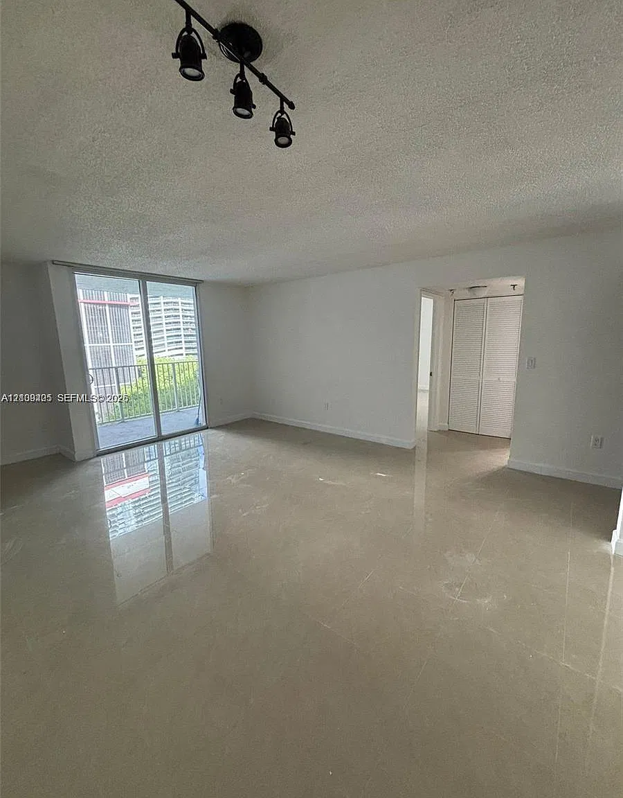 Madison Downtown Condo — Photo 4