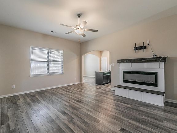 4th image of 1805 Golden Gate Dr